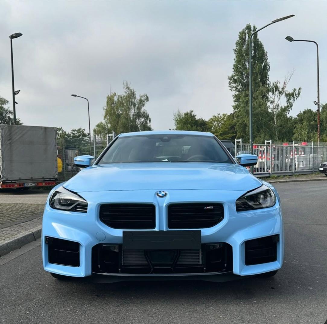 Frontansicht eines hellblauen BMW M2